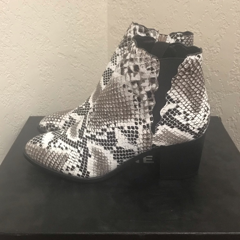 Qupid faux snakeskin ankle boots